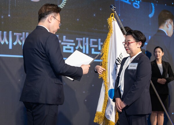 민희경 CJ사회공헌추진단장(오른쪽)이 지난 2일 서울 중구 웨스틴 조선 서울호텔에서 진행된 ‘제103회 어린이날 기념식’에서 아동복지 증진에 기여한 공로 ‘대통령 표창’을 수여받고 있다. / CJ나눔재단