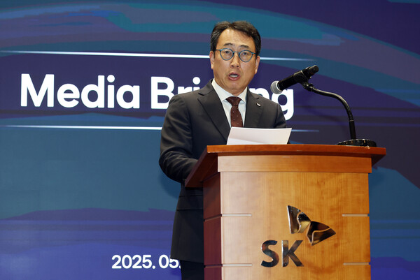 유영상 SK텔레콤 대표이사가 5월 2일 오전 서울 중구 SK텔레콤 T타워에서 열린 사이버 침해 관련 일일 브리핑에서 유심(USIM) 정보 해킹 사고 대책을 설명하고 있다. / 뉴스1