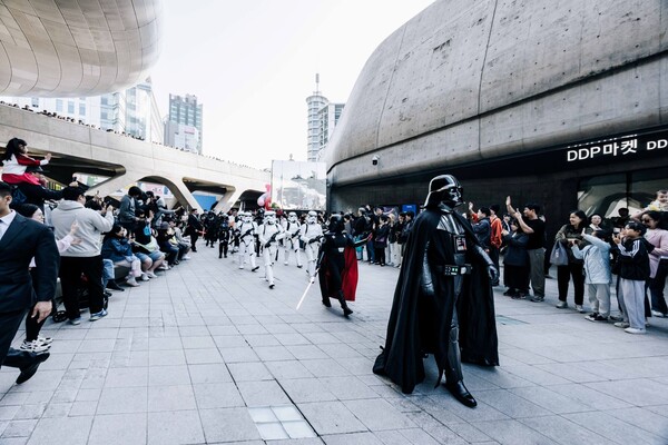 스타워즈 공식 팬클럽 ‘501군단 대한민국지부’가 5월 4일 스타워즈 데이가 진행되는 서울 동대문디자인플라자(DDP) 일대에서 퍼레이드를 진행하고 있다. / 월트디즈니컴퍼니코리아
