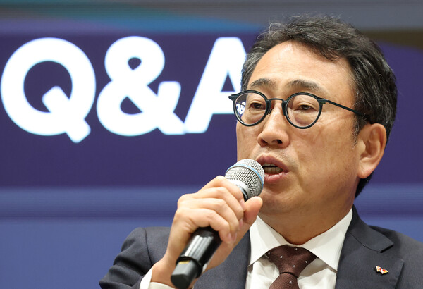 유영상 SK텔레콤 대표가 2일 오전 서울 중구 SK텔레콤 T타워에서 열린 사이버 침해 관련 일일 브리핑에서 유심(USIM) 정보 해킹 사고와 관련한 취재진의 질문에 답하고 있다. / 뉴스1