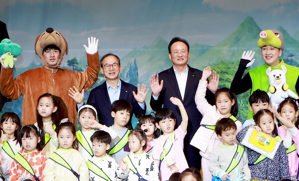 지난 2일 여의도 KB국민은행 신관 다목적홀에서 진행된 어린이날 기념행사에서 양종희 KB금융그룹 회장과 이환주 KB국민은행장이 아이들과 기념 촬영을 하고 있다. / KB금융그룹