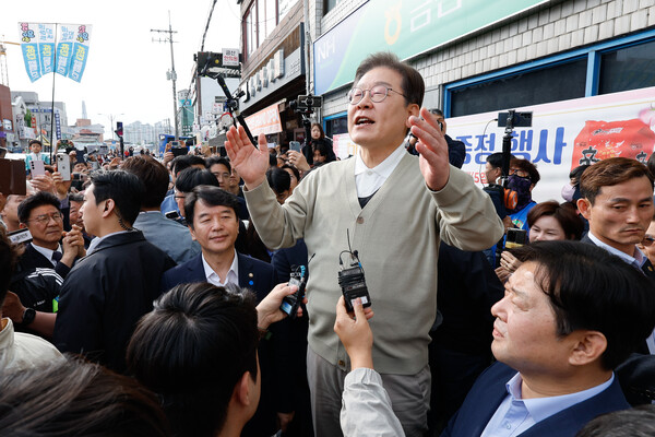 이재명 더불어민주당 대통령 후보가 골목골목 경청투어 이틀차인 6일 오후 충남 금산군 금산로를 찾아 즉흥 연설하고 있다.  / 뉴스1