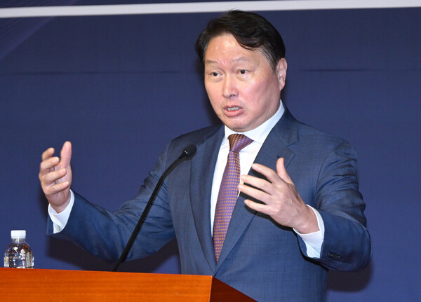 최태원 대한상공회의소 회장이 4월 22일 서울 여의도 국회 사랑재에서 열린 국회 미래산업포럼 발족식에서 최근 한국경제의 도전과제와 대응방향에 대해 강연하고 있다. / 뉴스1