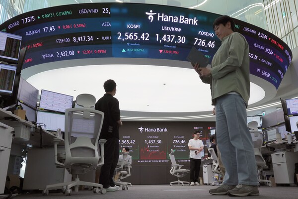 서울 중구 하나은행 본점 딜링룸 전광판에 증시가 표시되고 있다. 