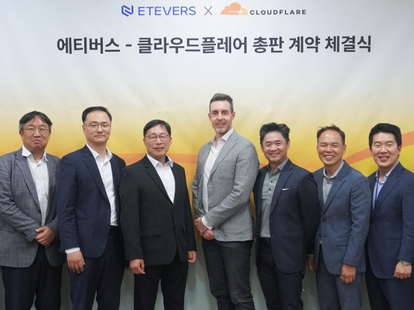 이호준 에티버스 대표이사(왼쪽 세번째), 제임스 올워스 클라우드플레어 부사장(오른쪽 네번째) / 에티버스