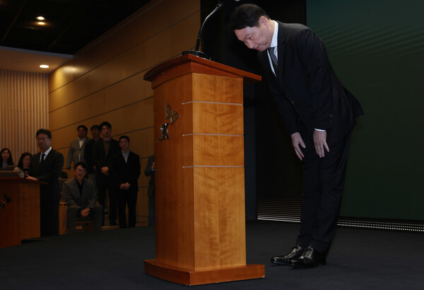 최태원 SK그룹 회장이 7일 오전 서울 중구 SK텔레콤 T타워 SUPEX홀에서 SK텔레콤의 해킹 사고와 관련해 대국민 사과를 하고 있다. / 뉴스1