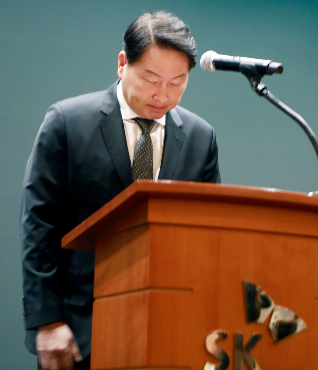 최태원 SK그룹 회장이 7일 서울 중구 을지로 SK텔레콤 사옥에서 열린 SK텔레콤 사이버 침해 사고 관련 데일리 브리핑에 참석해 대국민 사과를 하고 있다. / SK그룹