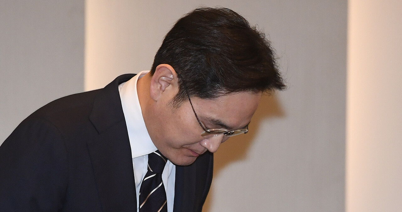 이재용 삼성전자 회장(당시 부회장)이 2020년 5월 6일 오후 서울 서초동 삼성사옥에서 경영권 승계 및 노동조합 문제 등과 관련해 ‘대국민 사과문’을 발표하기 앞서 고개숙여 사과하고 있다. /뉴스1