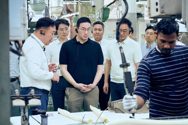 구광모 LG그룹 회장이(왼쪽에서 세번째)가 2월 24일 인도 뉴델리에 위치한 LG전자 노이다 생산공장을 찾아 에어컨 생산과정을 살펴보고 있다. / LG