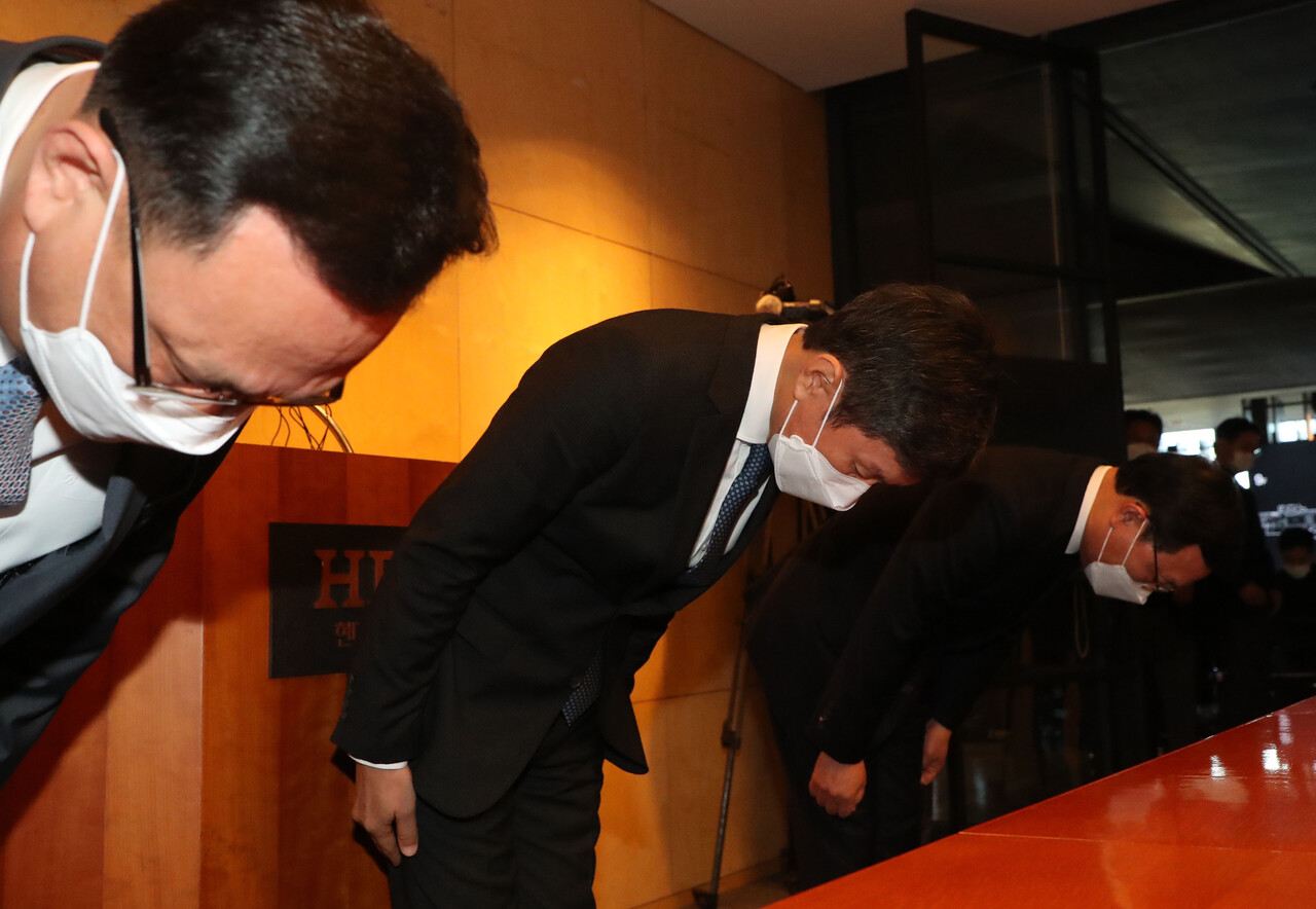 정몽규 HDC그룹 회장(가운데)이 2022년 1월 17일 서울 HDC현대산업개발 용산 사옥에서 광주 아파트 외벽 붕괴 사고와 관련한 입장 발표에 앞서 사과하고 있다. /뉴스1