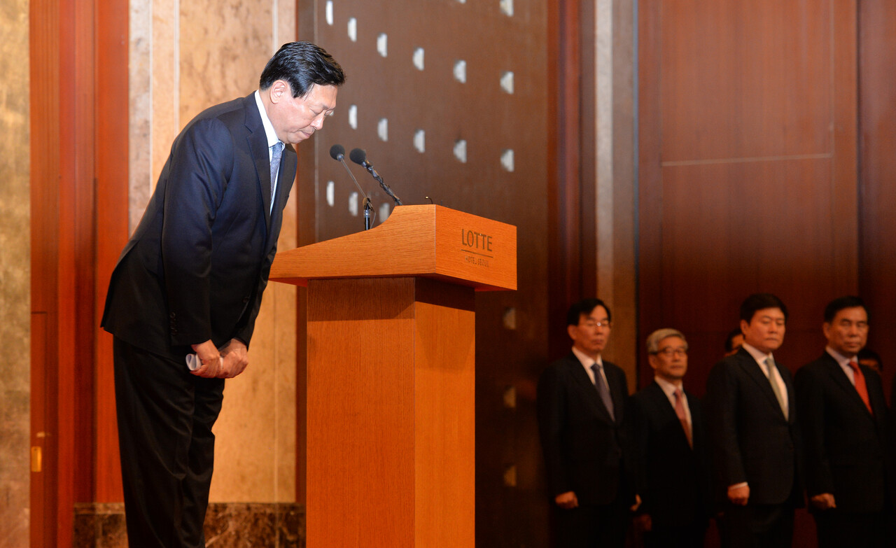 신동빈 롯데그룹 회장이 2016년 10월 25일 오전 서울 소공동 롯데호텔에서 경영쇄신안 발표를 마친 뒤 검찰 수사 등에 관한 대국민 사과를 하고 있다. /뉴스1