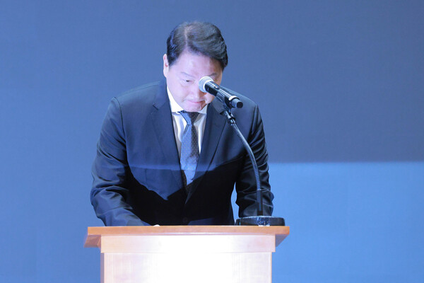 최태원 SK그룹 회장이 7일 오전 서울 중구 SKT타워에서 SK텔레콤 이용자 유심(USIM) 정보 해킹 사고와 관련해 고개숙여 사과하고 있다. / 뉴스1