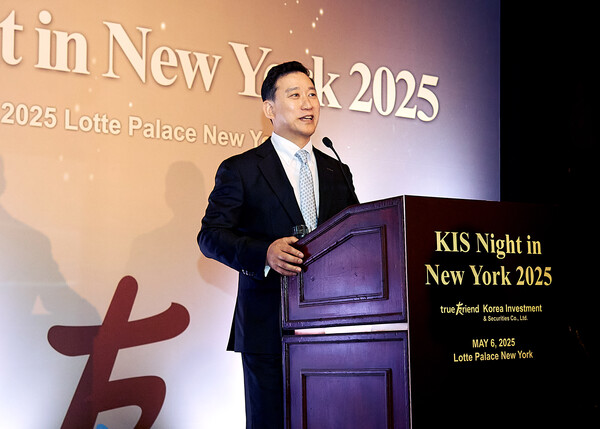 김성환  한국투자증권 사장이 6일(현지시간) 미국 뉴욕에서 열린 글로벌IR 행사 ‘KIS Night in New York 2025’에서  환영사를 하고 있다. / 한국투자증권