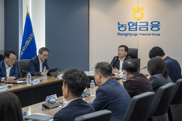 농협금융은 7일, 서울 중구 본사에서 '25년 제1차 농협금융 글로벌전략협의회' 를 개최했다. 조정래 부사장이 글로벌전략협의회를 주재하고 있다./농협금융지주