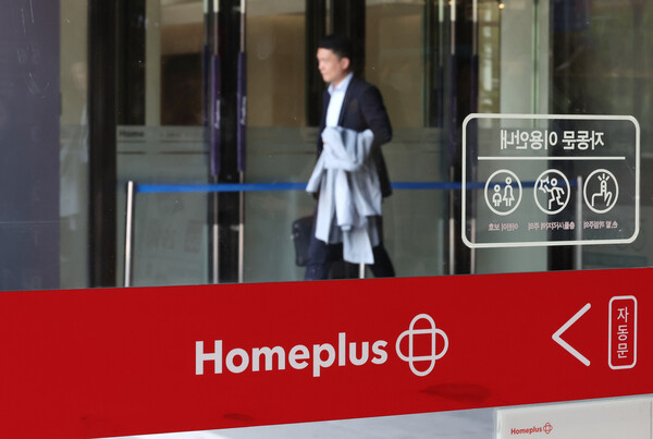 8일 차규근 조국혁신당 의원이 금융감독원으로부터 받은 자료에 따르면 최근 10년간 MBK파트너스 등 자산 규모 상위 22개 국내 대형 사모펀드(PEF) 운용사의 사모펀드는 인수합병 계약 142건 중 132건을 차입인수(LBO)로 체결했다. 지난달 28일 서울 강서구 홈플러스 본사에서 직원들이 출입구를 드나들고 있다. / 뉴스1