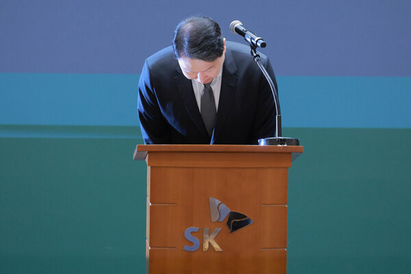 최태원 SK그룹 회장이 7일 오전 서울 중구 SKT타워에서 SK텔레콤 이용자 유심(USIM) 정보 해킹 사고와 관련해 고개숙여 사과하고 있다. / 뉴스1