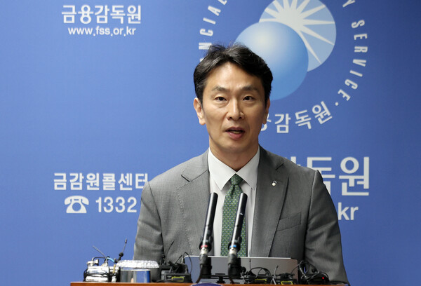  이복현 금융감독원장이 롯데손보가 금융당국 불허에도 후순위채 상환절차를 개시하자 강도 높게 비판했다 / 뉴스1