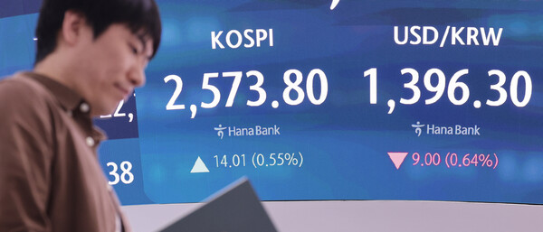 7일 서울 중구 하나은행 본점 딜링룸 전광판/ 사진 = 뉴스1