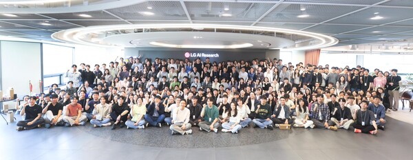 LG AI연구원 임직원들이 단체 기념 촬영을 하고 있다. / LG