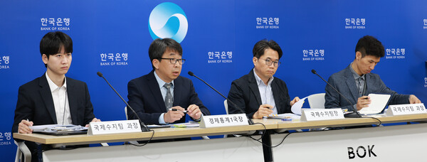 9일 오전 서울 중구 한국은행에서 개최된 '2025년 3월 국제수지(잠정) 기자설명회'에 참석한 (왼쪽부터) 김준영 국제수지팀 과장, 신승철 경제통계1국장, 김성준 국제수지팀장, 권수한 국제수지팀 과장/한국은행