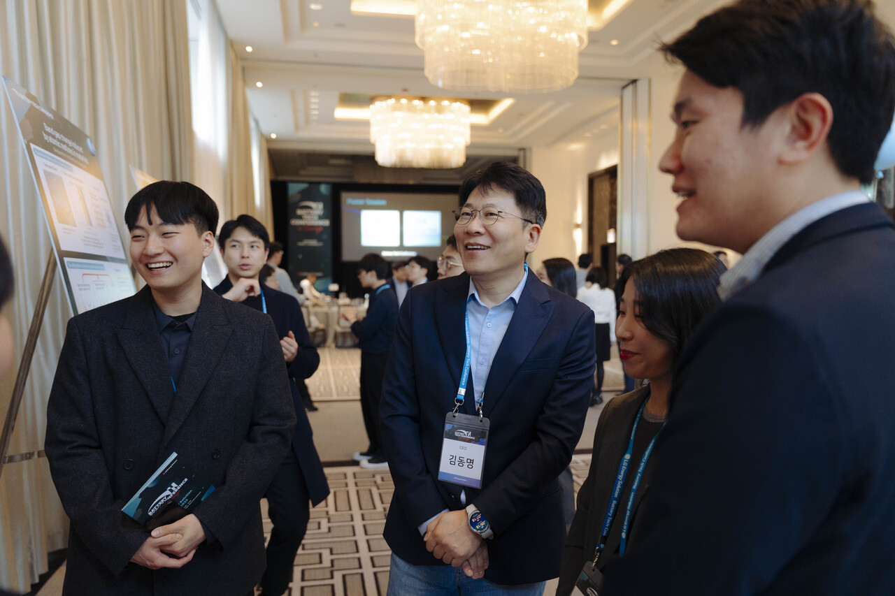 김동명 LG에너지솔루션 사장이 4월 26일(현지시각) 미국 시카고에서 열린 글로벌 인재 채용 행사 ‘BTC 인 시카고’에 참석해 미래 인재와 소통하는 모습 / LG에너지솔루션