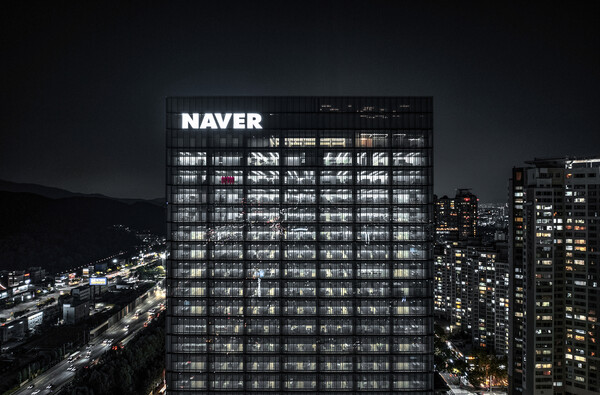 네이버 1784 사옥에서 넷플릭스 오리지널 '오징어게임' 속 핑크가드들이 창 밖을 향해 서있다. / 네이버