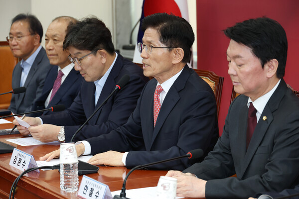 김문수 국민의힘 대통령 후보가 11일 오후 서울 여의도 국회에서 열린 중앙선거대책위원회 회의애서 발언하고 있다. / 사진 = 뉴스1