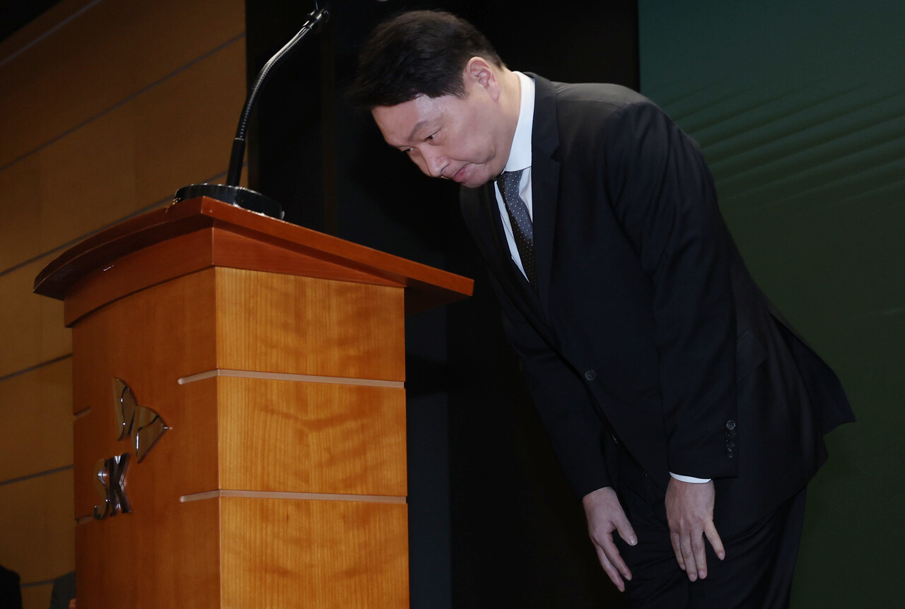 최태원 SK그룹 회장이 7일 오전 서울 중구 SK텔레콤 T타워 SUPEX홀에서 SK텔레콤의 해킹 사고와 관련해 대국민 사과를 하고 있다. /뉴스1