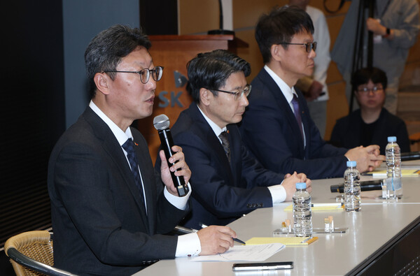김희섭(왼쪽부터) SK텔레콤 커뮤니케이션 센터장, 임봉호 이동통신(MNO) 사업부장, 류정환 네트워크 인프라 센터장이 5월 7일 오전 서울 중구 SK텔레콤 T타워 수펙스홀에서 SK텔레콤의 해킹 사고와 관련해 취재진 질문에 답하고 있다. / 뉴스1