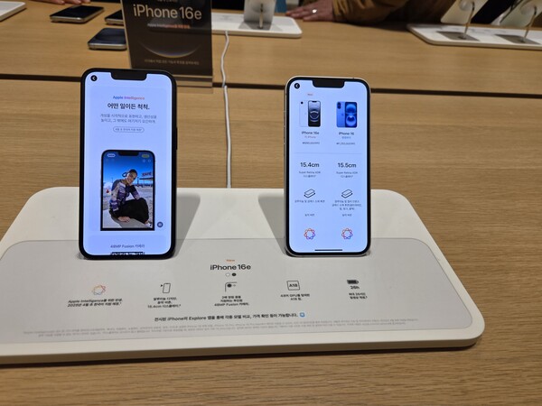 서울 명동 애플스토어에 비치된 아이폰16e. / 이선율 기자