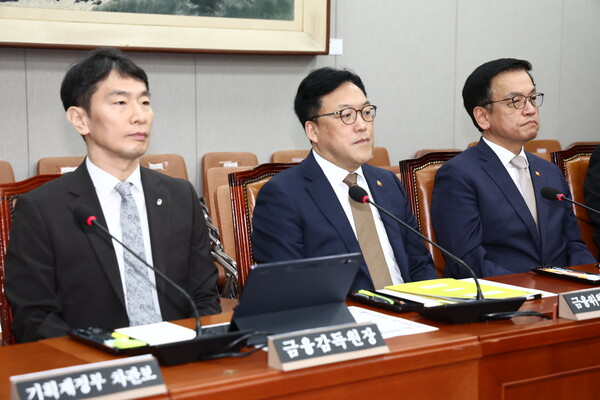 (왼쪽부터)이복현 금융감독원은장은 내달 5일 임기 만료를 앞두고 있다. 김병환 금융위원장은 내달 대통령 선거 이후 교체설이 나오는 상황이다. 최상목 전 경제부총리는 지난 1일 사임했다./뉴스1