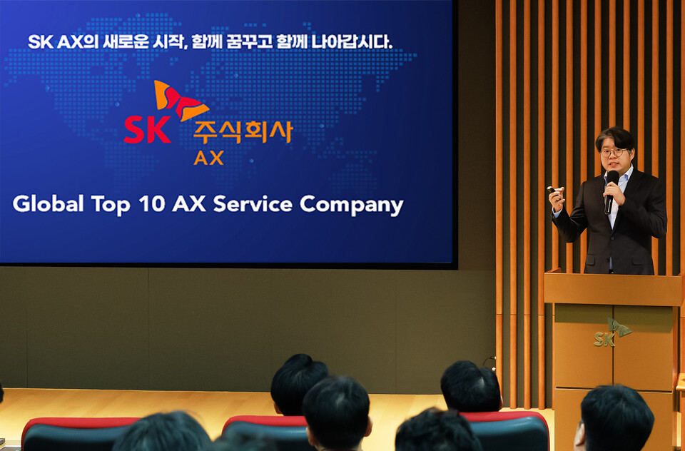 지난 12일 윤풍영 SK AX 사장이 새로운 사명 의미와 성장 비전을 소개하는 모습 / SK AX