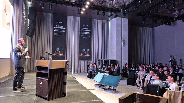 메가존클라우드가 13일 오전 서울 강남 조선팰리스에서 개최한 ‘AI Horizons by MegazoneCloud’ 주제의 ‘CxO 서밋’에서 에릭 번즈 앤트로픽 필드 CTO가 강연하고 있다. / 메가존클라우드