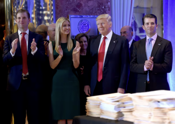 왼쪽부터 차남 에릭, 장녀 이방카, 트럼프 전 대통령과 장남 도널드 트럼프 주니어. / 조선DB