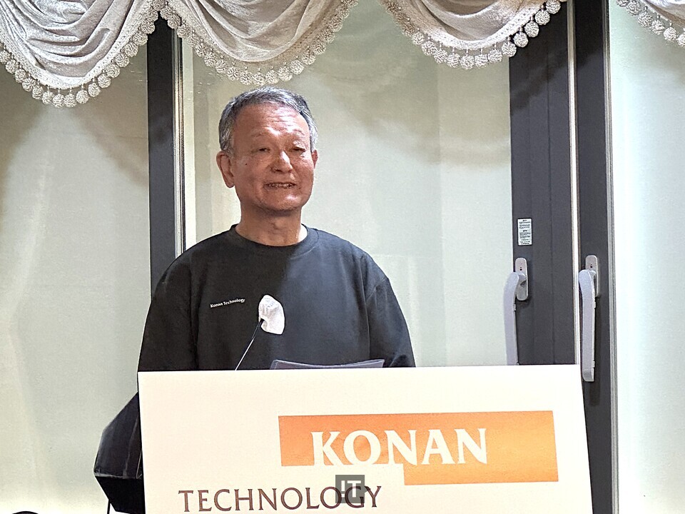 김영섬 코난테크놀로지 대표가 서울 광화문 코리아나호텔에서 열린 ‘AI 쇼케이스’에서 발표하고 있다. / 김경아 기자