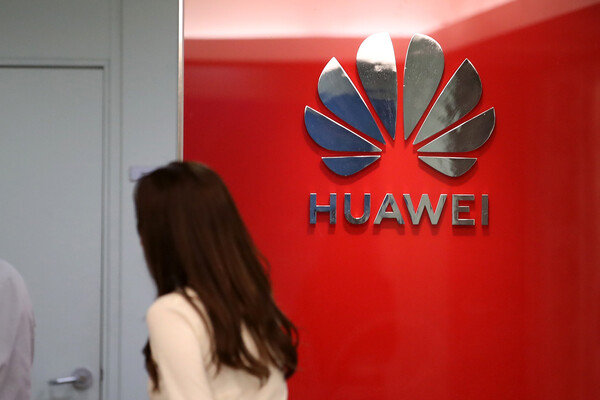 미국 상무부 산업안보국(BIS)은 13일(현지시각) 성명을 통해 “전 세계 어디에서든 화웨이의 인공지능(AI) 칩인 어센드를 사용하면 미국의 수출 통제를 위반하는 게 될 것”이라고 경고했다. / 뉴스1 