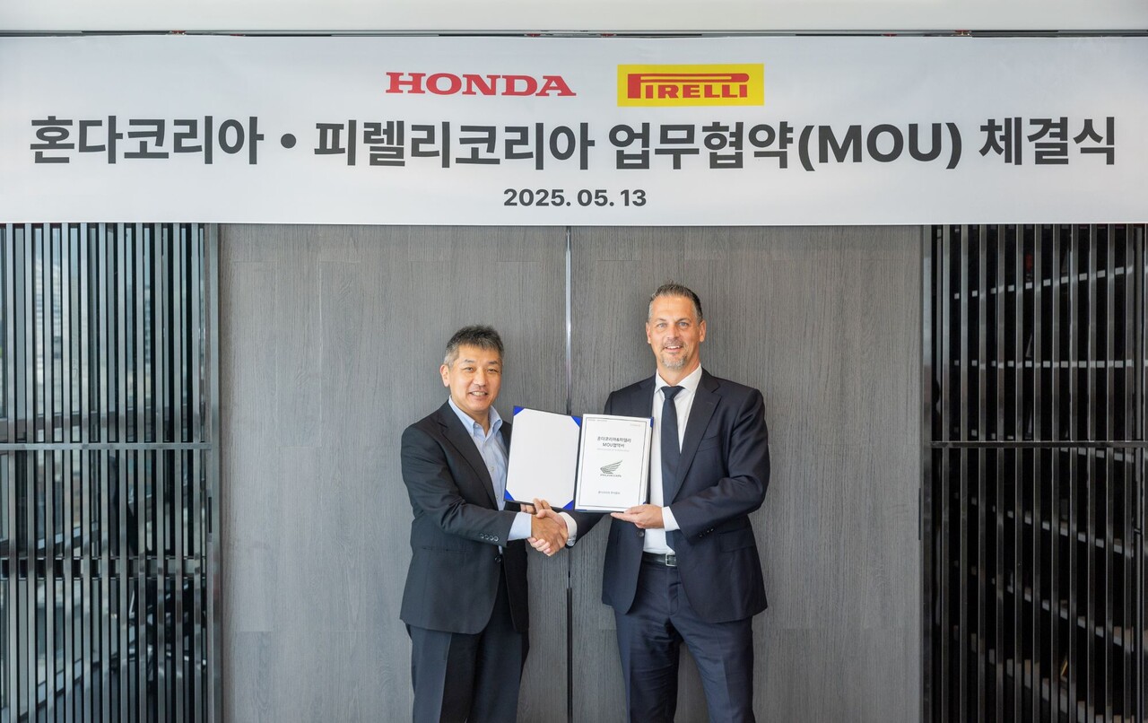 미즈노 코이치 혼다코리아 전무(왼쪽)과 안드레아 이옵 피렐리코리아 대표. / 혼다코리아