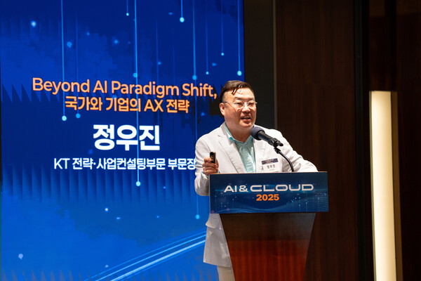 정우진 KT 전략·사업컨설팅부문장(전무)이 14일 IT조선이 서울 웨스틴 조선호텔에서 개최한 'AI&CLOUD 2025' 콘퍼런스에 'AI 패러다임 전환을 넘어(Beyond AI Paradigm Shift), 국가와 기업의 AX 전략'이라는 주제로 기조강연하고 있다. / IT조선