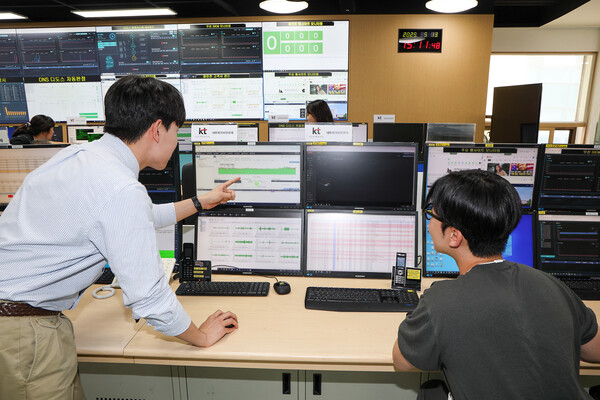 KT 직원들이 경기도 과천의 KT 통합관제센터에서 DDoS 등 사이버 공격에 대비하며 관제하고 있다. / KT