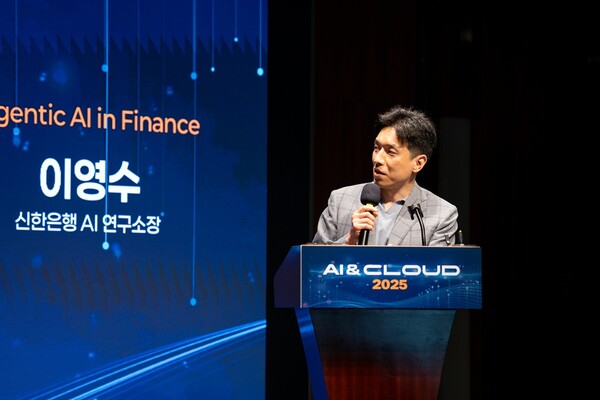 이영수 신한은행 AI 연구소장이 14일 서울 웨스틴 조선호텔에서 열린 ‘AI&CLOUD 2025’ 콘퍼런스에서 'Agentic AI in Finace'를 주제로 발표했다./IT조선