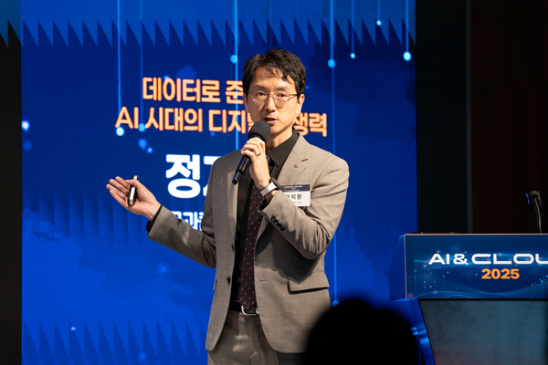 정지환 한글과컴퓨터 최고기술관리자(CTO)가 14일 웨스틴조선 호텔에서 열린 ‘AI&CLOUD 2025 콘퍼런스’에서 ‘데이터로 준비하는 AI 시대의 디지털 경쟁력’를 주제로 발표하고 있다. /IT조선