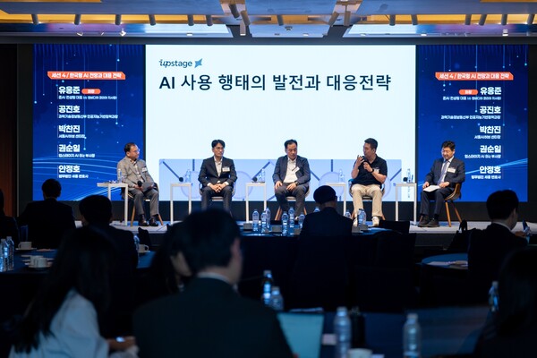 14일 IT조선 ‘AI&CLOUD 2025’ 콘퍼런스에서 ‘한국형 AI 전망과 대응 전략’을 주제로 종합토론을 진행했다. (사진 왼쪽부터 유응준 준AI 컨설팅 대표, 공진호 과기부 인공지능기반정책과장, 박찬진 서울AI허브 센터장, 권순일 업스테이지 부사장, 안정호 법무법인 세종 변호사) / IT조선