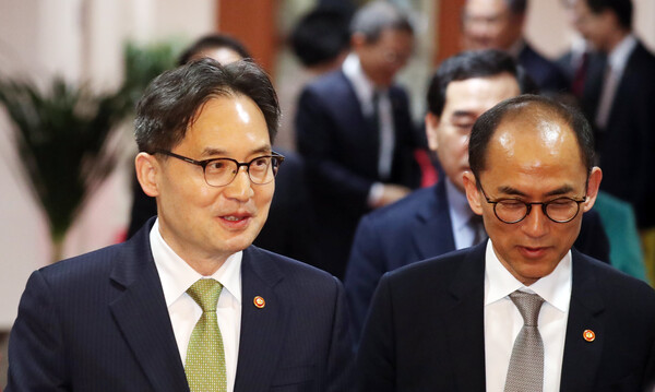 한기정(왼쪽) 공정거래위원장과 고학수 개인정보보호위원회 위원장이 2023년 4월 11일 오전 서울 종로구 세종대로 정부서울청사에서 열린 국무회의에 참석하고 있다. / 뉴스1