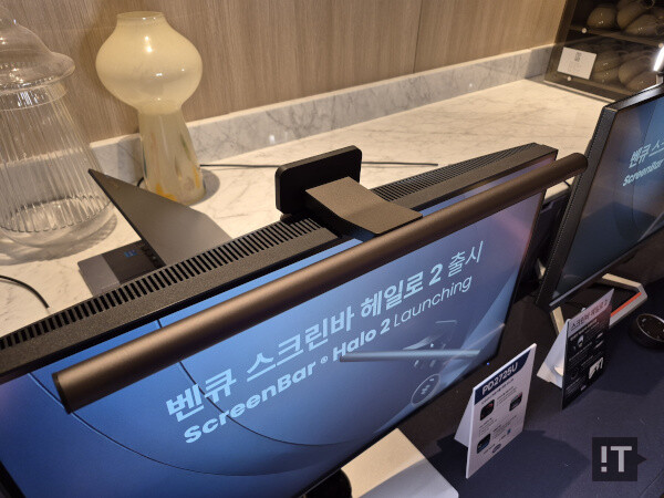 벤큐 스크린바 헤일로 2 모니터 조명 상단 설치 모습 / 권용만 기자