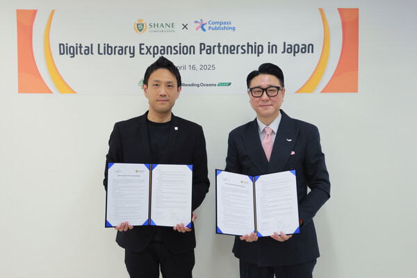 지난달 서울 웅진컴퍼스 사옥에서 열린 업무협약 체결식에서 서종윤 웅진컴퍼스 대표이사(오른쪽)과 유야 이시타니 쉐인코퍼레이션 대표(왼쪽)가 기념 촬영을 하고 있다. / 웅진그룹