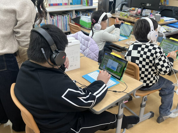 늘봄학교에서 학생들이 홈런을 사용하고 있다. / 아이스크림에듀