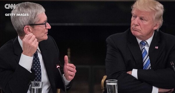 팀쿡 애플 CEO와 트럼프 대통령이 대화를 나누고 있다. / CNN 뉴스 갈무리