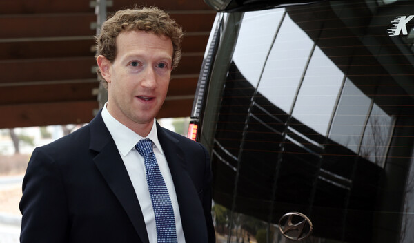 미국 플랫폼 기업 메타의 마크 저커버그 최고경영자(CEO)가 2024년 2월 29일 오전 서울 강서구 서울김포비즈니스항공센터에서 방한 일정을 마친 뒤 출국하고 있다. / 뉴스1