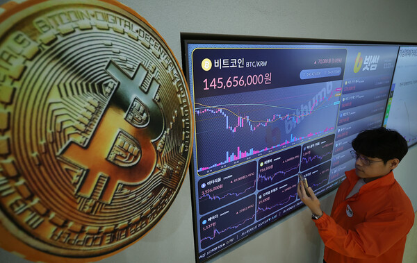 12일 서울 서초구 빗썸라운지 강남점 전광판에 비트코인 등 가상자산 시세가 표시되고 있다./ 사진 = 뉴스1