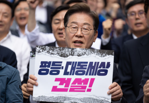 이재명 더불어민주당 대통령 후보가 17일 오후 광주 동구 금남로에서 열린 5·18 광주민주화운동 45주기 전야제에서 구호를 외치고 있다 / 뉴스1